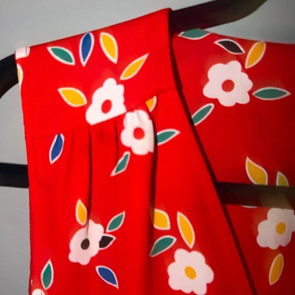 CAbi Vibrant Red Floral Sleeveless Blouse with Tie Front Detail. V-neck. Size M. - Picture 2 of 6